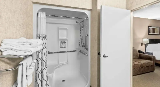 Четырёхместный номер Standard Heartland Inn & Suites, SureStay Collection by Best Western
