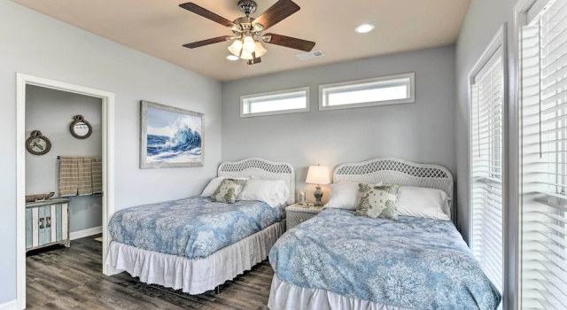 Коттедж Group Getaway w/ Deck, Steps to Crystal Beach!
