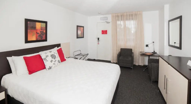 Четырёхместный семейный номер Standard Townhouse Hotel