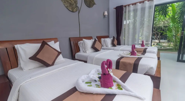 Трёхместный номер Superior с балконом и с видом на бассейн New Riverside Hotel