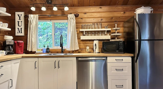 Номер Standard A Peace Of Pine 2 Bedroom Home by NW Comfy Cabins by RedAwning