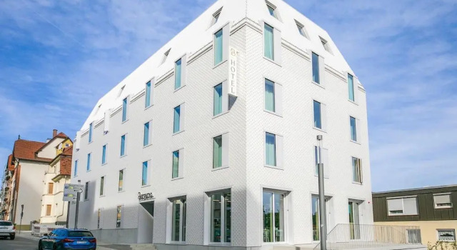 Hotel Bergamo Modern & zentral in Ludwigsburg 24h Check in 3 Min zum Schloss nachhaltiges Hotel in Holzbauweise, Забронировать Отель Отели и гостиницы Людвигсбург, рядом с Конференц-центр Forum am Schlosspark, Отель