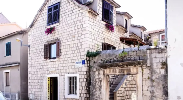 Коттедж Picturesque House in Kaštela Old Town Near Beach and Local Amenities