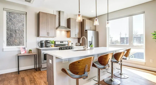 Walk to Mile High Stadium: Modern Denver Townhome, Забронировать Апартаменты/квартира Денвер Колорадо, рядом с Зал спортивной славы Колорадо