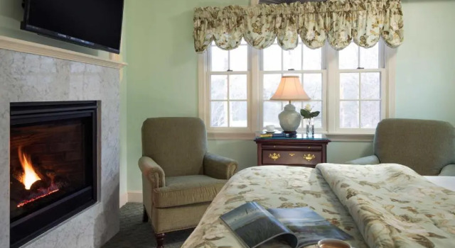 Номер Luxury Old Harbor Inn