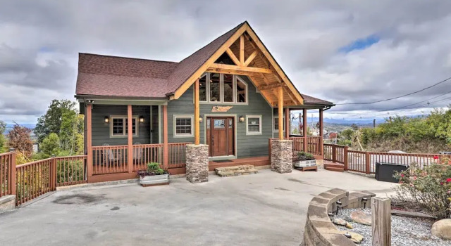 Коттедж Woodsy Retreat w/ Fire Pit & Resort Amenities