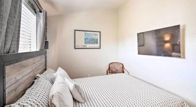 Crestline Cabin w/ Deck: 1 Mi to Lake Gregory, Reservar Hotel Crestline San Bernardino Mountains
