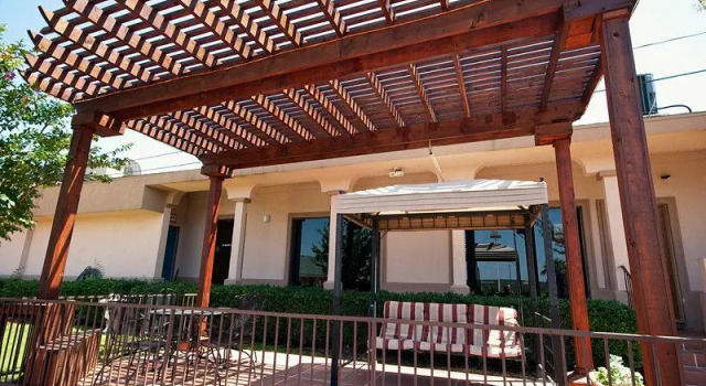 Кровать в общем номере Best Western Post Oak Inn