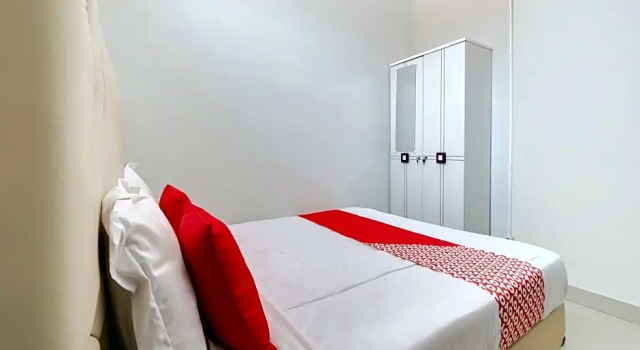 Deluxe suite RedDoorz near RS Permata Cirebon