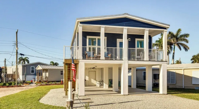 1 Mi to Beach Access: Home w/ Porch in Fort Myers!, Забронировать Дом для отпуска Траклэнд Fort Myers Area, рядом с Sanibel Outlets