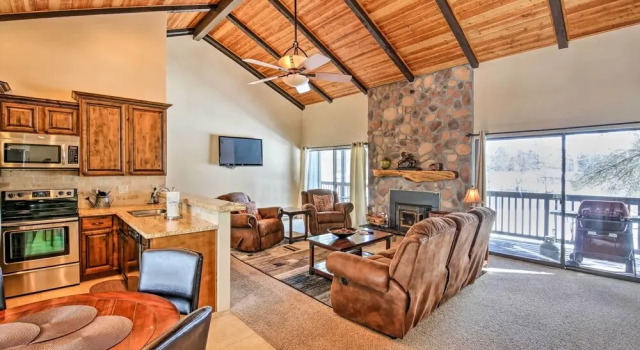 Апартаменты с 2 комнатами с балконом Steps to Golf Course: Condo w/ Grill in Pinetop!