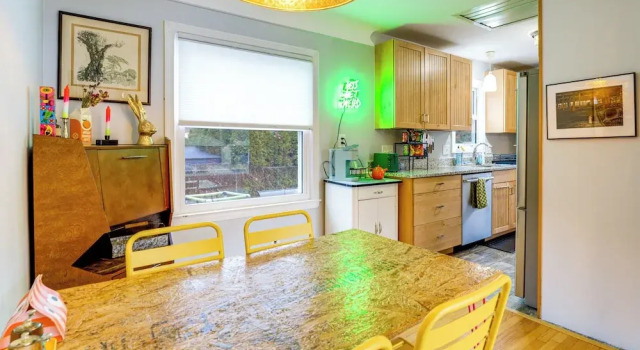 Walk to Dtwn Ferndale: Quaint Home w/ Private Yard, Buchen Sie Ferienhaus Ferndale Michigan