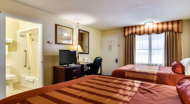 Четырёхместный номер Standard Rodeway Inn