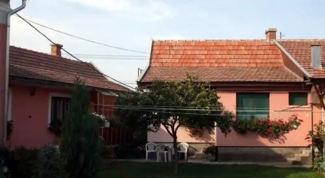Lugas Szallas, Book Hotel Jaszbereny 