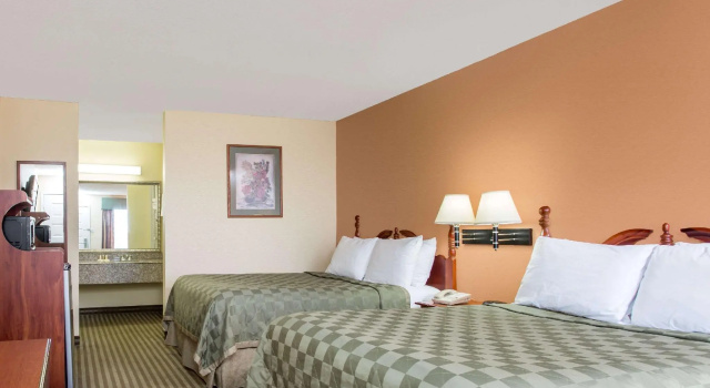 Шестиместный номер Standard Days Inn by Wyndham Orange