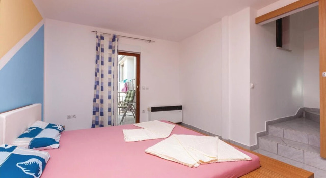 Beautiful Home in Okrug Gornji With Wifi and 1 Bedrooms, Buchen Sie Hotel Hotels in Gespanschaft Split-Dalmatien mit Pool, Schwimmbad