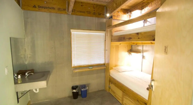 Кровать в общем номере The Crash Pad: An Uncommon Hostel