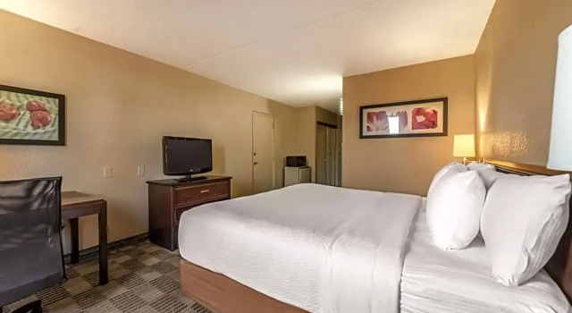 Двухместный номер Deluxe Ramada Inn by Wyndham Fairfield NJ