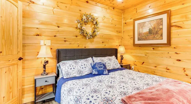 8 Mi to Dollywood: Cabin w/ Hot Tub & Decks!