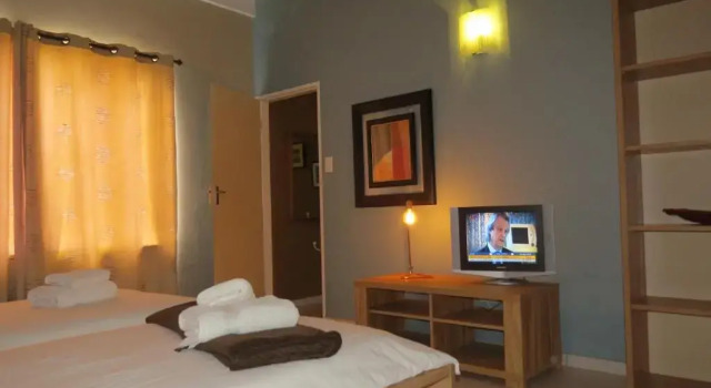 Коттедж с 2 комнатами Beach Walk House and Cottage - Self Catering