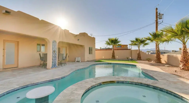 Putting Green & Mtn View: Lake Havasu City Home!, Забронировать Отель Лейк-Хавасу-Сити штат Аризона