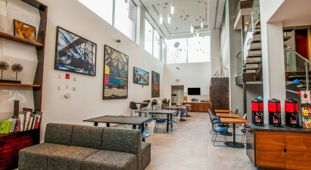 Fairfield Inn & Suites By Marriott New York Brooklyn, Забронировать Отель Отели Бруклина с парковкой, рядом с Здание «Вильямсбург-Сейвингс-Бэнк-Тауэр», Парковка