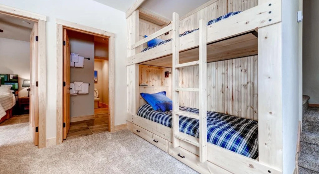 Four-Bedroom Pineview Haus, Rezerwuj Hotel Hotele w Vail Ski z parkingiem, Parking