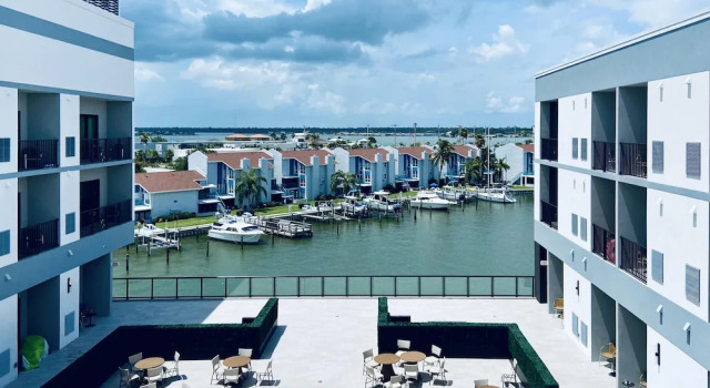 Двухместный люкс с балконом Cambria Hotel St Petersburg-Madeira Beach Marina