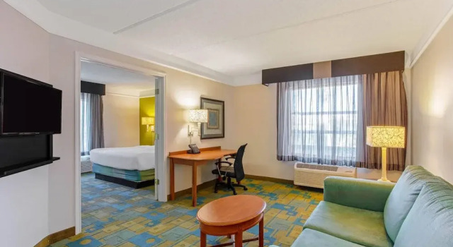 Двухместный люкс с видом на бассейн La Quinta by Wyndham Orlando I Drive/Conv Center