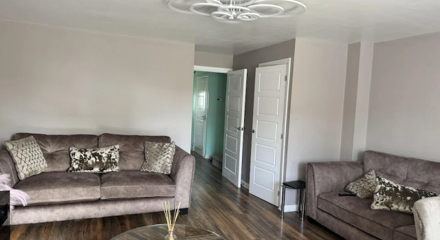 4 Bed House - Sleeps 8 - Hottub - Garden - Parking, Забронировать Отель Отели Бакингемшир с парковкой, Парковка