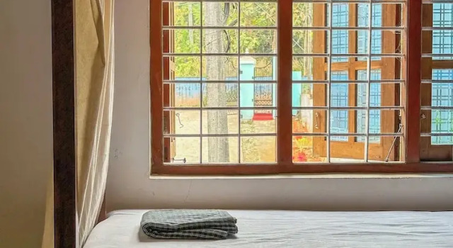 Кровать в общем номере с балконом Mollys Hostel