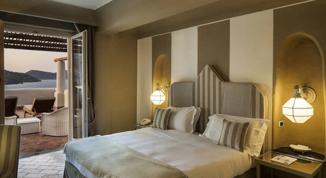 Номер Deluxe Therasia Resort Sea and SPA - The Leading Hotels of the World