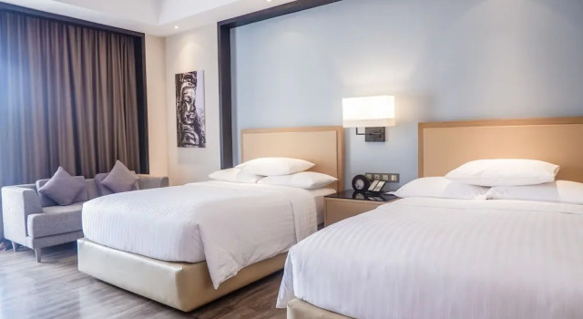 Четырёхместный номер Deluxe с балконом Courtyard by Marriott Siem Reap Resort
