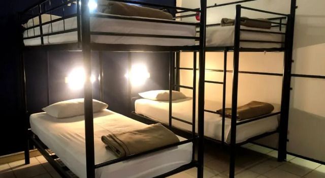 Кровать в общем номере (женский номер) Smugglers Cove Beach Resort & Hotel