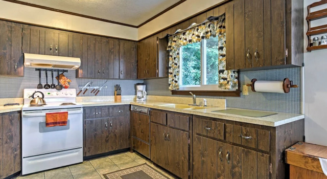 Коттедж с 4 комнатами Secluded Mountain Home w/ Stunning Views & Deck!