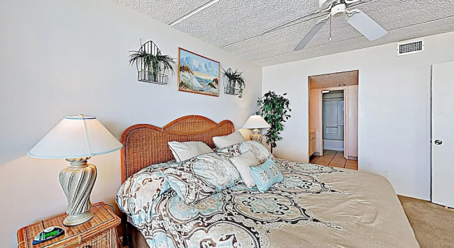 New Listing! Bright Beachfront Getaway W/ Balcony 2 Bedroom Condo, Buchen Sie Ferienwohnung Hotels in Padre Island mit Pool, Schwimmbad