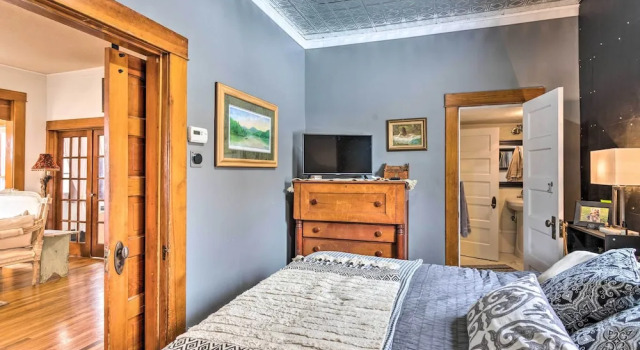 Lovely Montrose Home w/ Yard: Walk to Dtwn & Park!, Забронировать Отель Отели Монтроуз с парковкой, Парковка