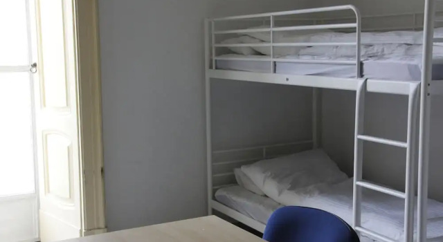 1 bed in Basic 6 Bed Female Room Share Bathroom - Campus Accommodation, Prenota Ostello Ostelli a Napoli, Ostello