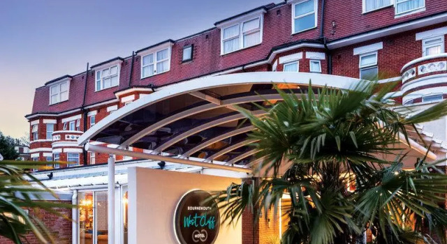 Кровать в общем номере Bournemouth West Cliff Hotel & Spa