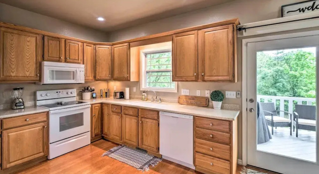 Коттедж Bella Vista Home w/ Yard: Half Mile to Trails!