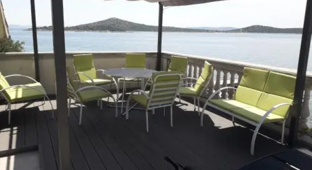 Robinzon Holiday House Val, Book Hotel Tkon Pasman Island