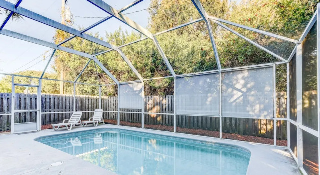Коттедж Averys Beach Bungalow