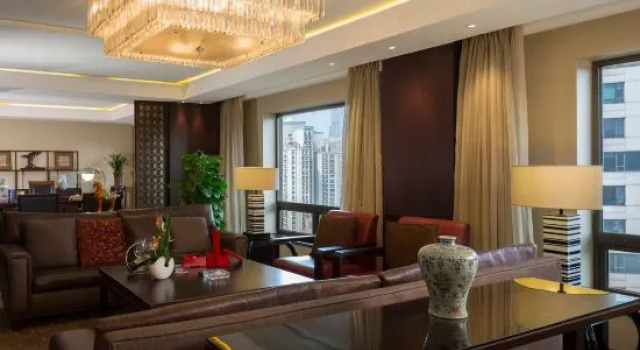 Кровать в общем номере Jinling Hotel