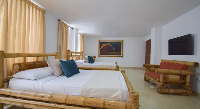 Четырёхместный номер Standard Hotel Toledo Plaza