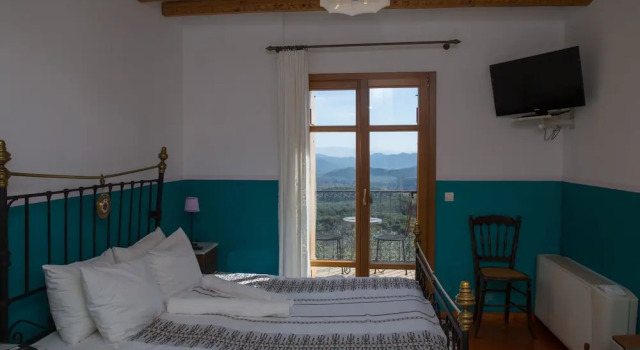 Трёхместный номер Classic с балконом Hotel Papanikola
