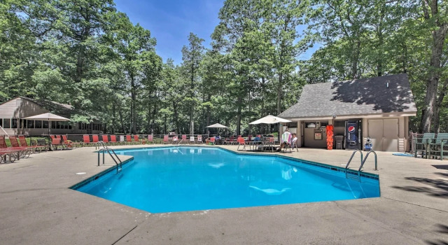 Апартаменты с 3 комнатами с балконом Wintergreen Resort Vacation Rental w/ Pool Access!
