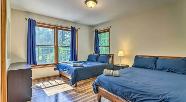 Коттедж Poconos Retreat w/ Game Room, Hot Tub, & Sauna!