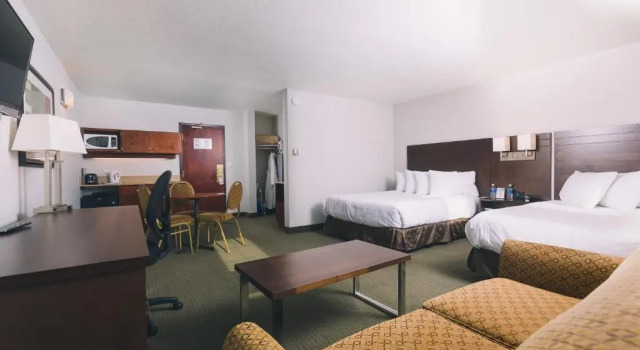 Семейный люкс Deluxe Service Plus Inn and Suites - Grande Prairie