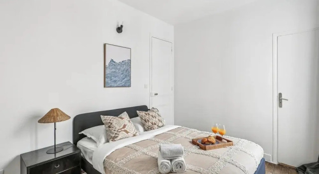 Bright 1BR Steps from Canal Saint-Martin, Забронировать Апартаменты/квартира Париж Иль-де-Франс, рядом с Станция метро Rambuteau