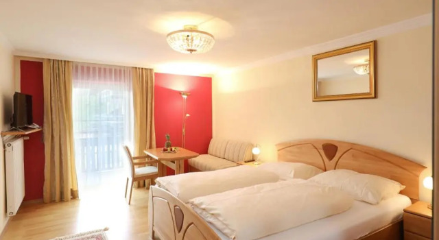 Двухместный номер Standard с балконом Hotel Garni Dorferwirt am Irrsee